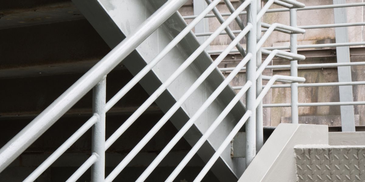 Escadas Metálicas em Pouso Alegre: Caracol ou Reta? A Solução para Pouco Espaço Quem decide construir um sobrado ou aproveitar o pé-direito alto para fazer um mezanino em…