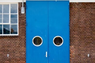 Porta Estilo Industrial em Pouso Alegre: A Tendência do Aço e Vidro